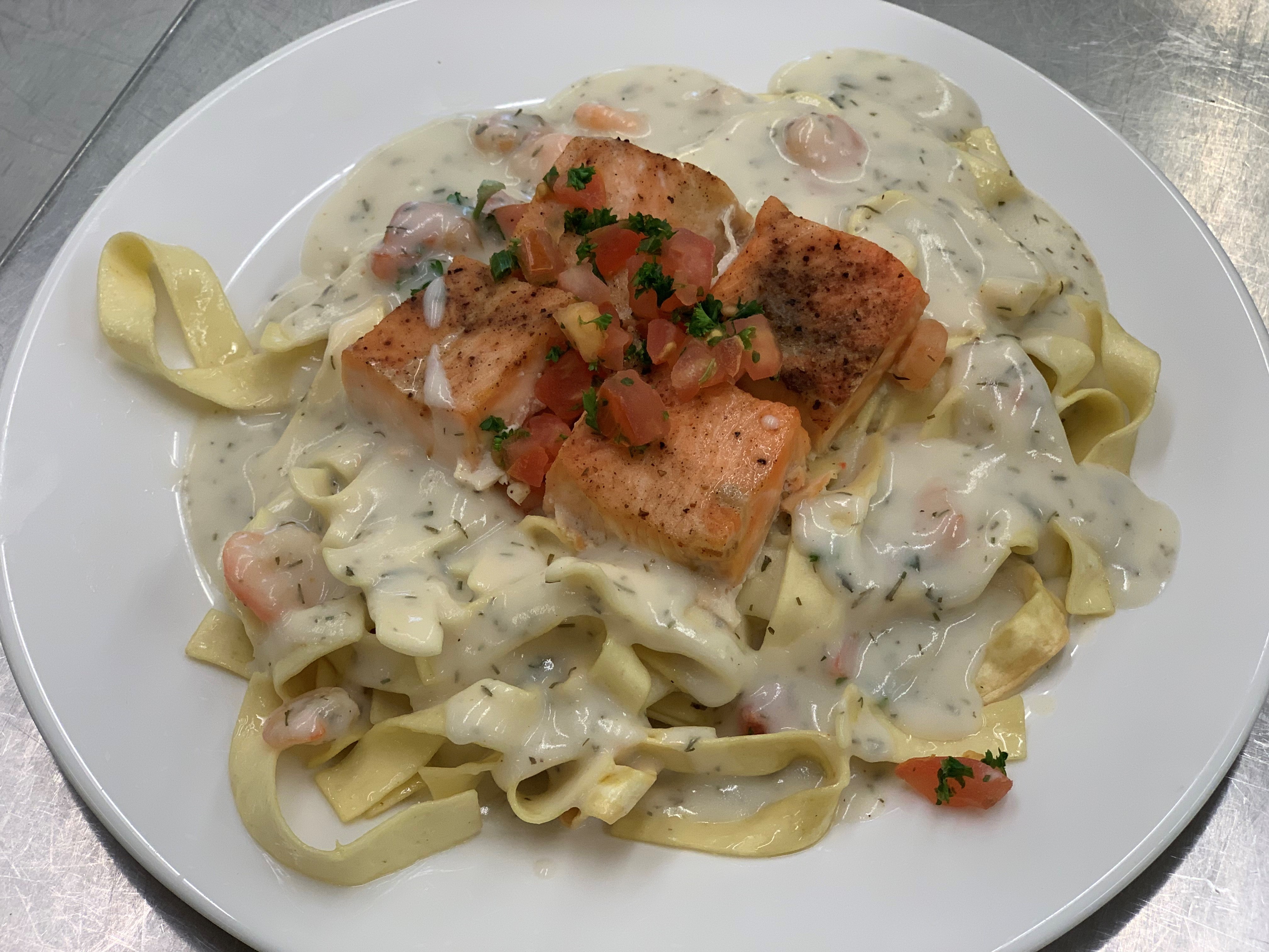 Nudeln mit Lachswürfel, Shrimps